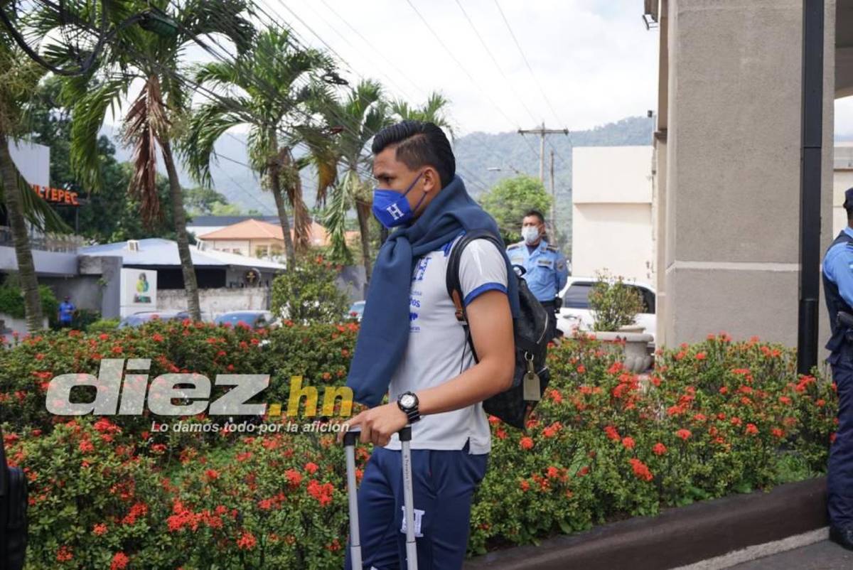 Un ‘Bolillo’ sonriente y dos jugadores se reintegran a sus clubes mientras la selección de Honduras viaja a Estados Unidos