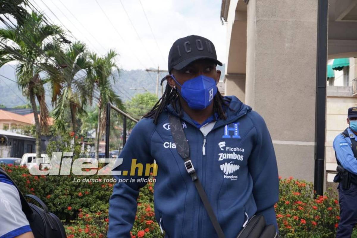 Un ‘Bolillo’ sonriente y dos jugadores se reintegran a sus clubes mientras la selección de Honduras viaja a Estados Unidos