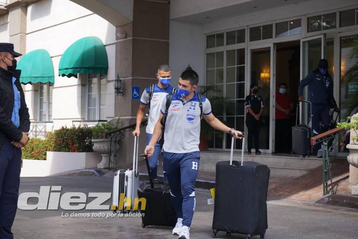Un ‘Bolillo’ sonriente y dos jugadores se reintegran a sus clubes mientras la selección de Honduras viaja a Estados Unidos