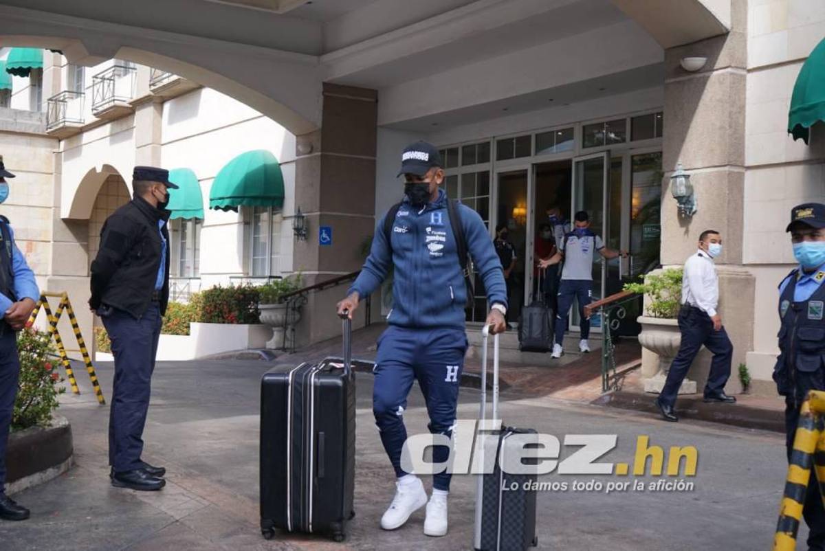 Un ‘Bolillo’ sonriente y dos jugadores se reintegran a sus clubes mientras la selección de Honduras viaja a Estados Unidos