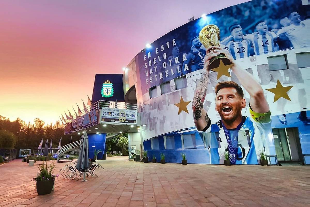 El motivo por el que Messi no se llevó la pelota tras el hattrick con Argentina: quién la tiene y el mensaje de Antonela