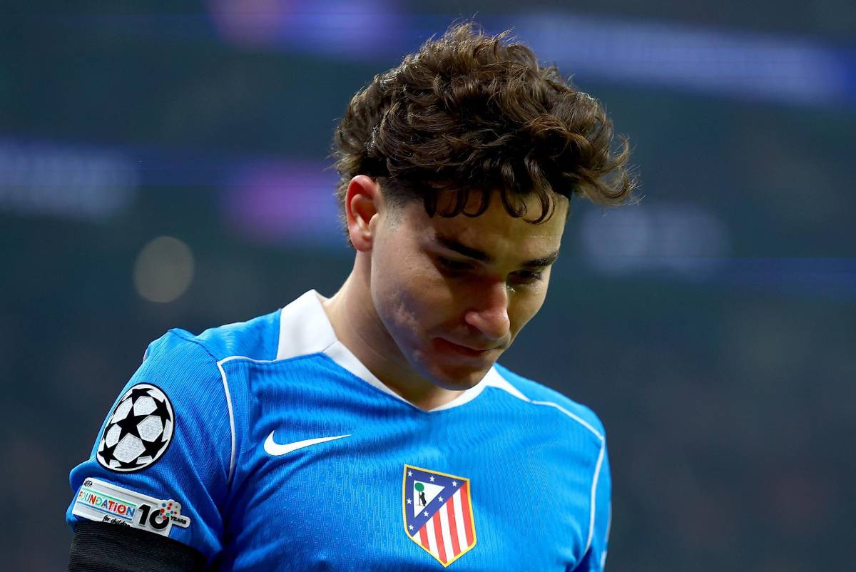 Fuera: los carteles que aparecieron en la sede del Atlético contra Julián