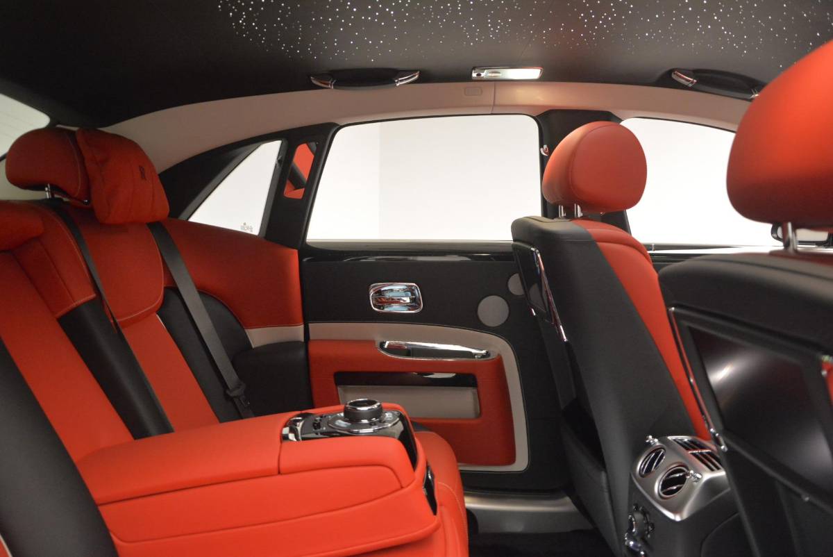 ¡Jennifer López y Cristiano Ronaldo tienen uno! Así es el Rolls-Royce Ghost, el último lujito de Teófimo López