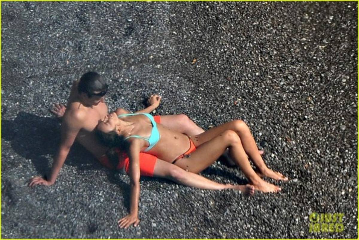 Entre rumores de embarazo, playas y besos, así es la vida de Irina Shayk lejos de Cristiano