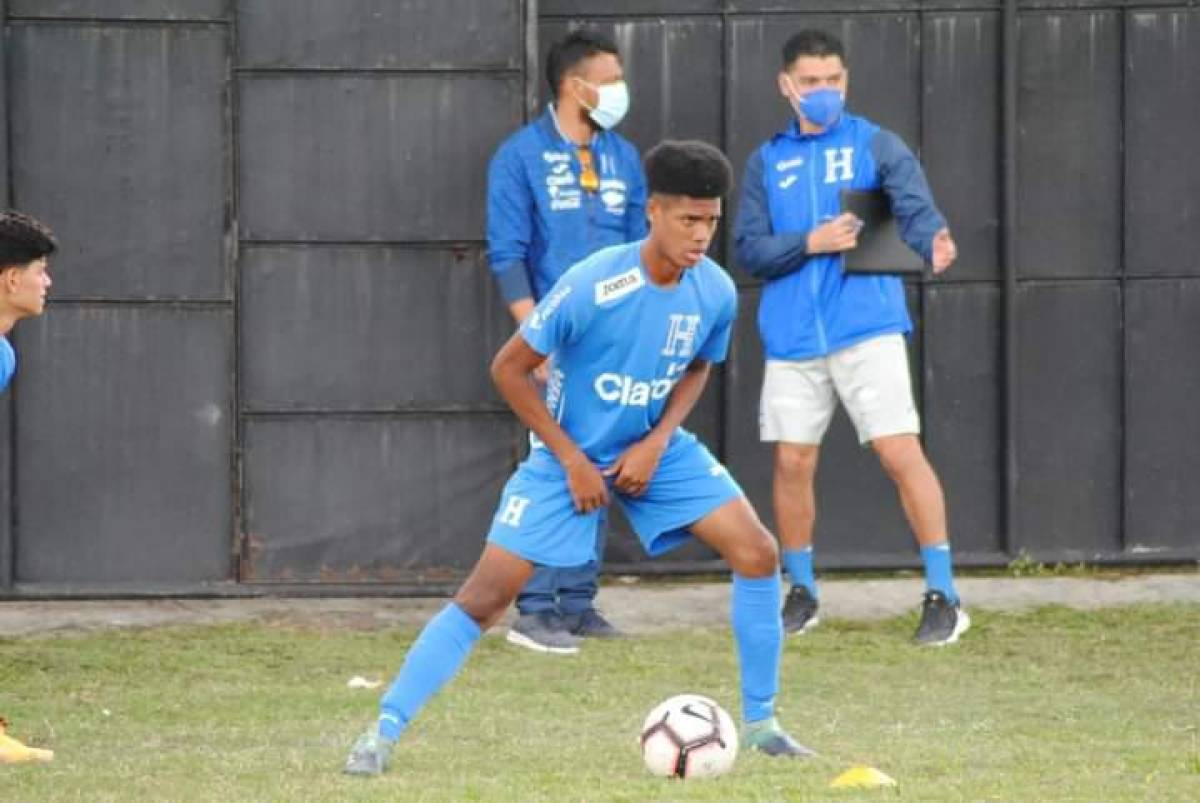 Primera fotografía cuando Aarón Zúniga realizó su visoria con la Sub-18 de Honduras. Atrás aparece el entrenador Luis Alvarado.