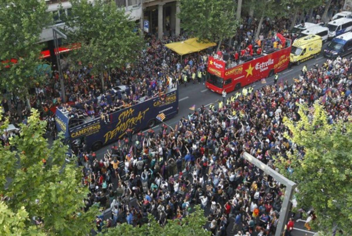 Así fue la celebración de Barcelona con sus aficionados