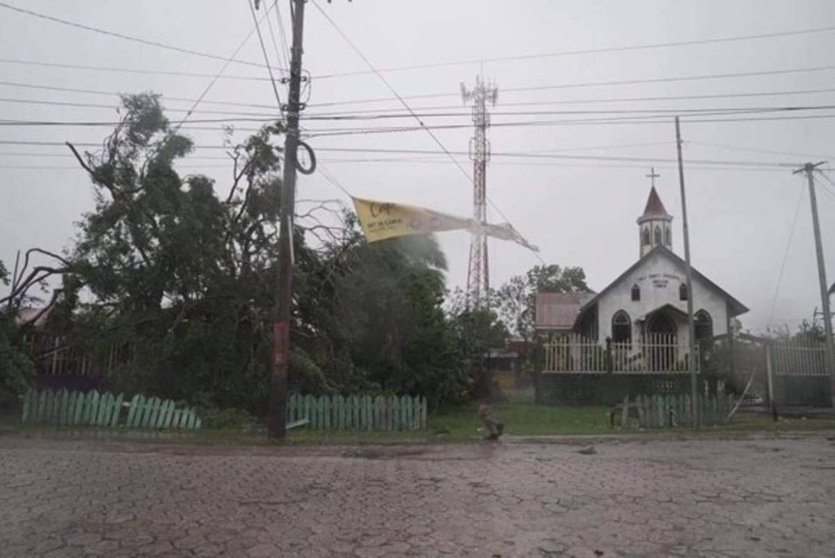 Fotos: Huracán Eta toca tierra y azota con fuerza las costas del Caribe Norte de Nicaragua