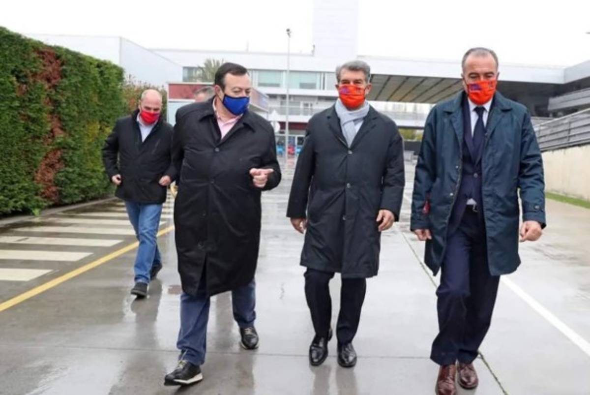 Íntima charla a los jugadores y paseo con Koeman: Así fue la visita de Laporta a la plantilla