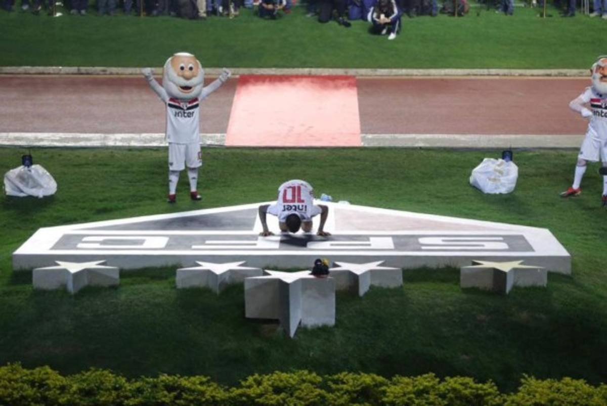 Descalzo, insólito dorsal y fiesta: La épica presentación de Dani Alves con Sao Paulo