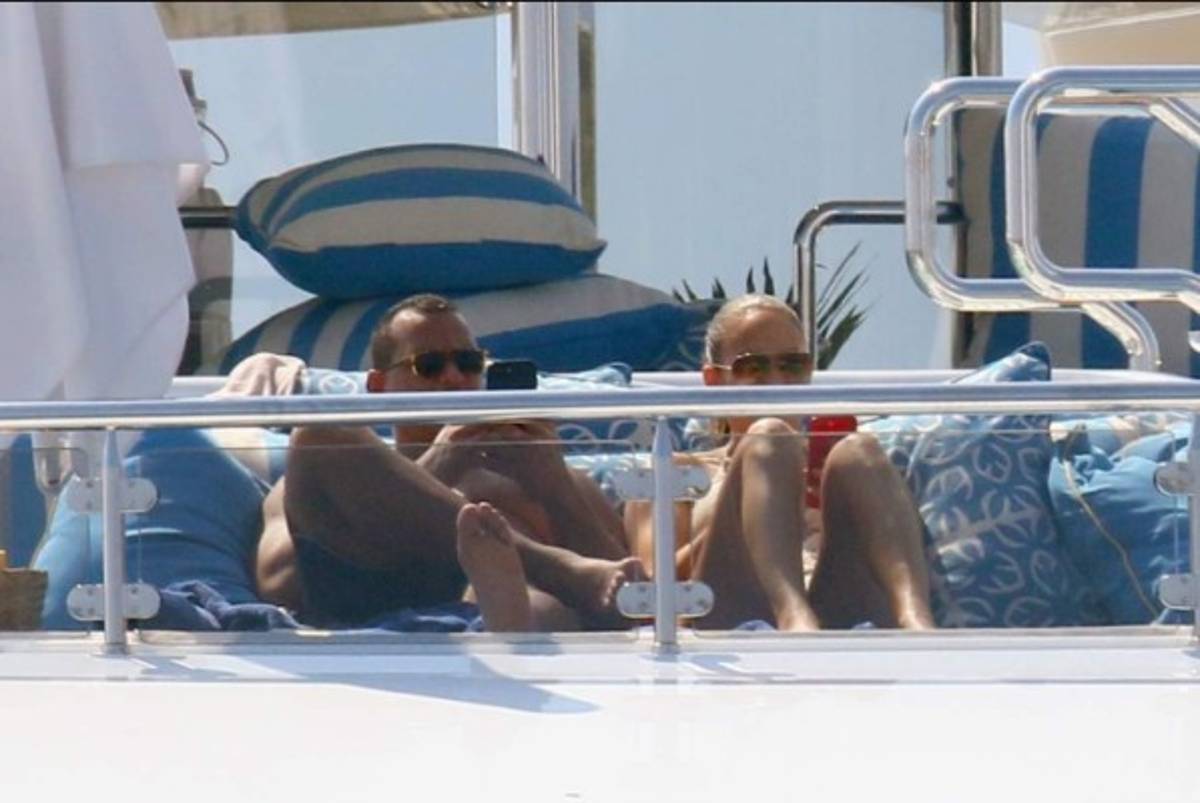 Jennifer López luce su explosivo cuerpazo en sus vacaciones con Alex Rodríguez