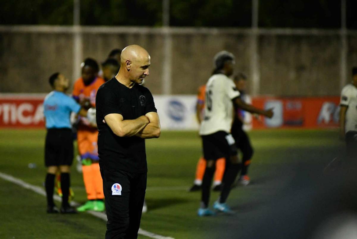 Eduardo Espinel no la pasó bien, sorpresas a la llegada y hasta en paila para ver al Olimpia contra los Lobos de la UPNFM