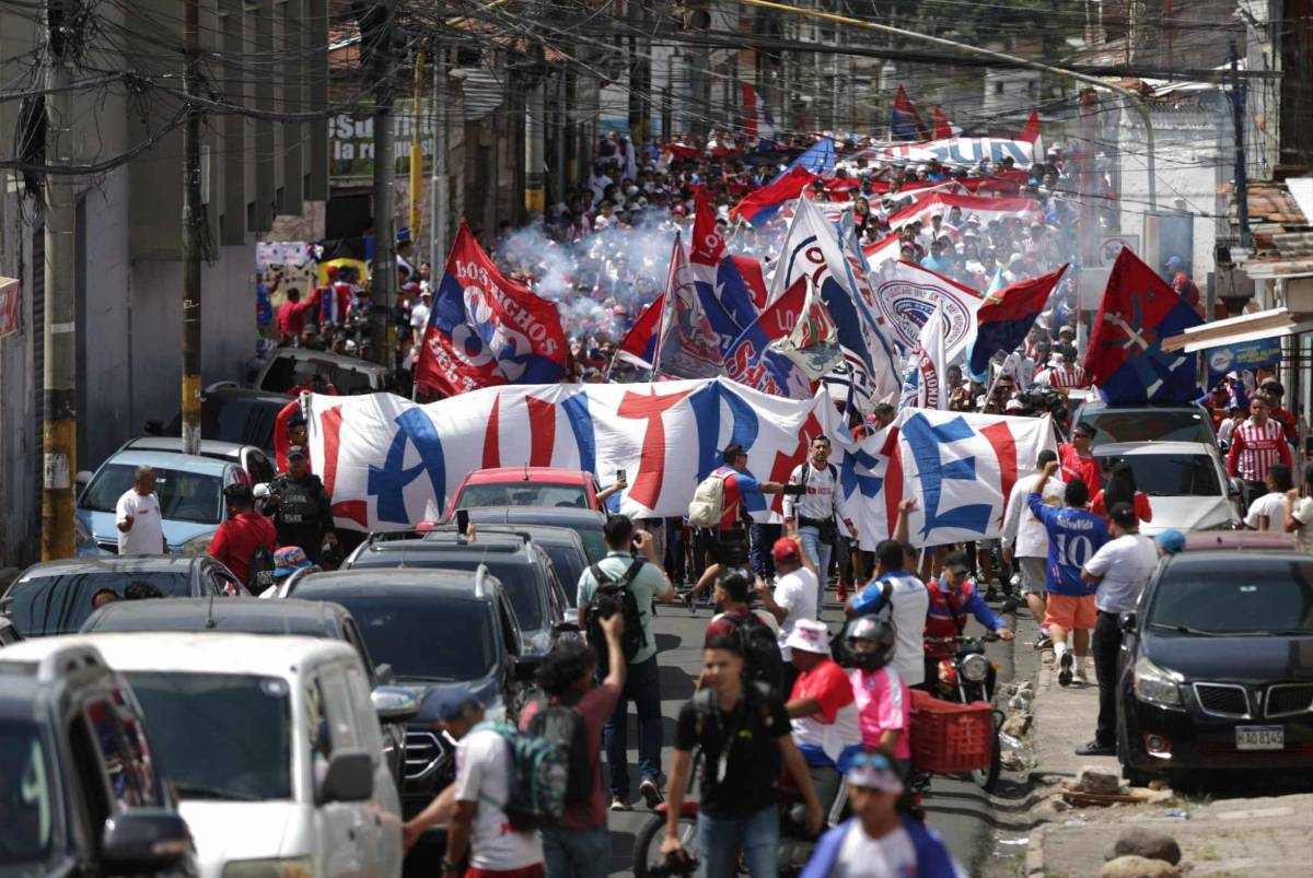 Espectacular llegada de la Ultra Fiel, la chica de Olimpia que fue la sensación y llenazo en el Chelato Uclés para la final