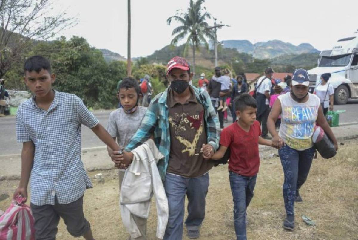 Gas lacrimógeno y mucho sufrimiento: Policía de Guatemala a golpes con caravana de inmigrantes hondureños