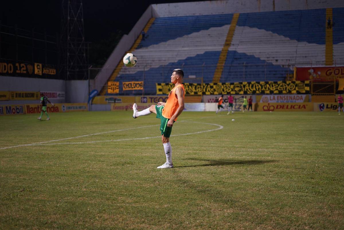 Sus nuevos compañeros lo molestaban y mostró su técnica: Así son las primeras postales de Francisco Martínez en Liga Nacional