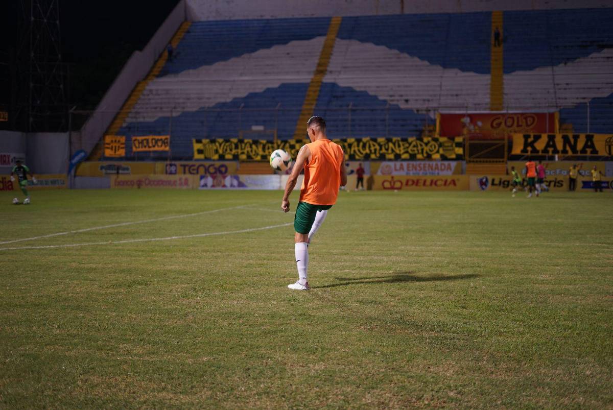 Sus nuevos compañeros lo molestaban y mostró su técnica: Así son las primeras postales de Francisco Martínez en Liga Nacional