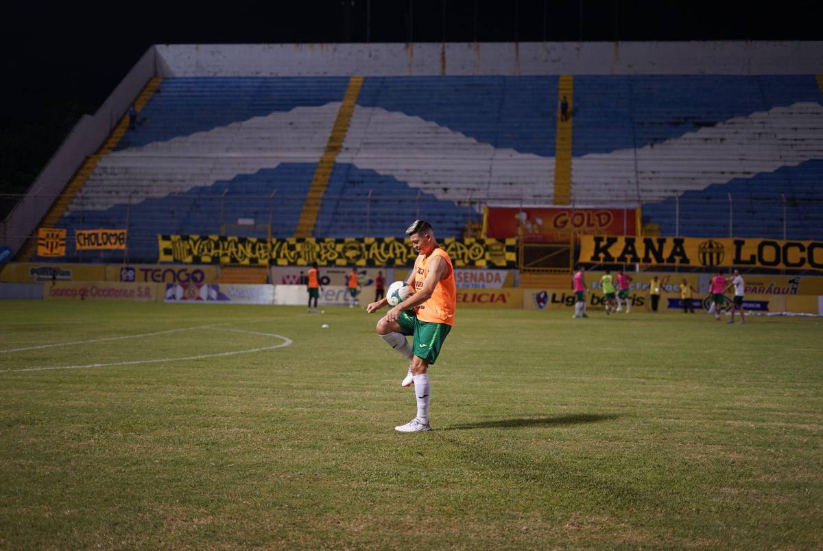Sus nuevos compañeros lo molestaban y mostró su técnica: Así son las primeras postales de Francisco Martínez en Liga Nacional