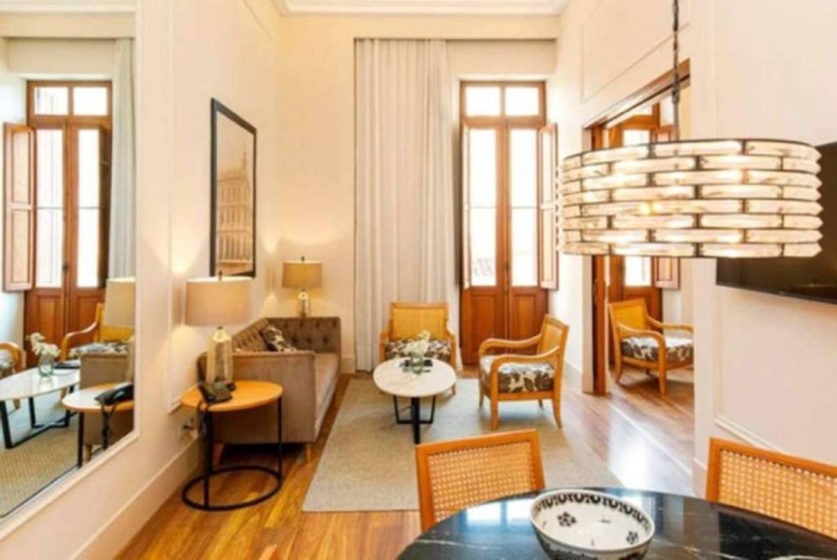 Acusan a Ronaldinho de hacer noches de fiestas con modelos durante su arresto domiciliario en Paraguay