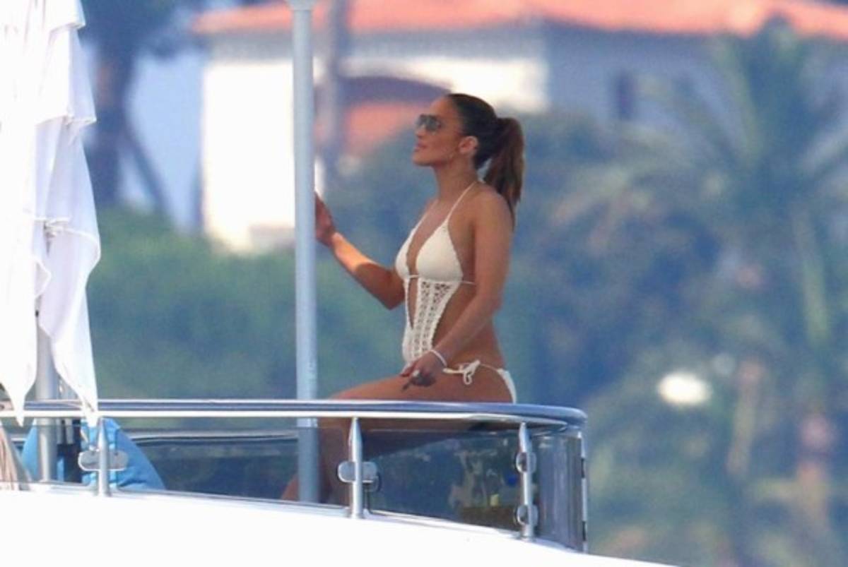 Jennifer López luce su explosivo cuerpazo en sus vacaciones con Alex Rodríguez