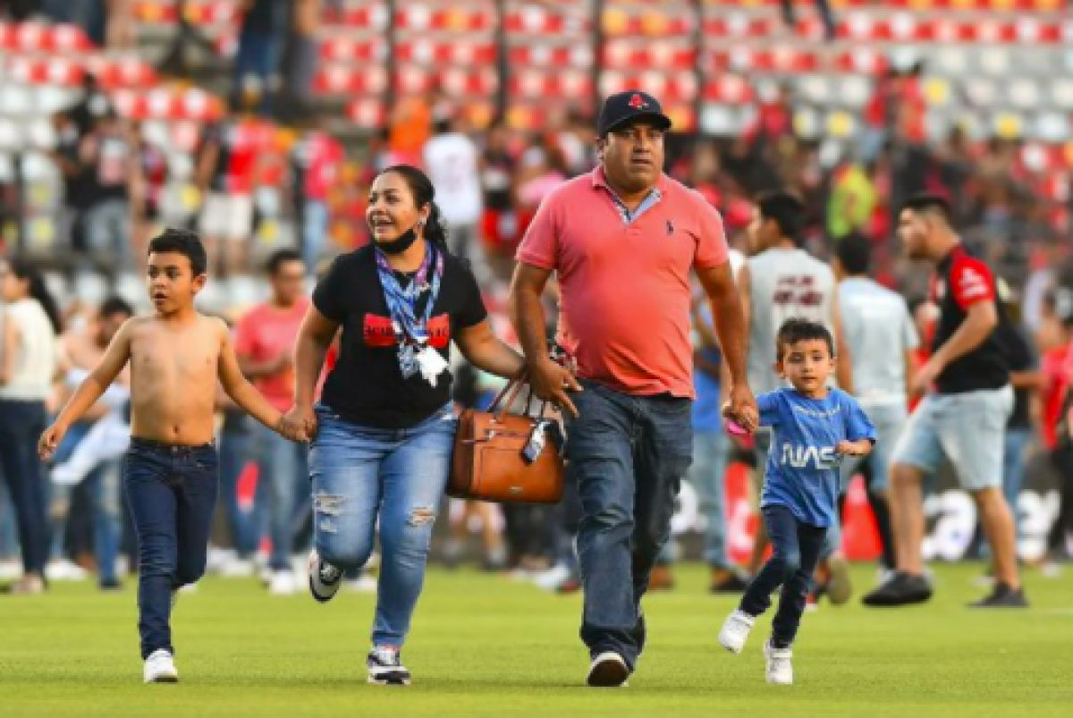La brutal pelea hizo peligrar las vidas de muchas familias que asistieron, en paz, al estadio.