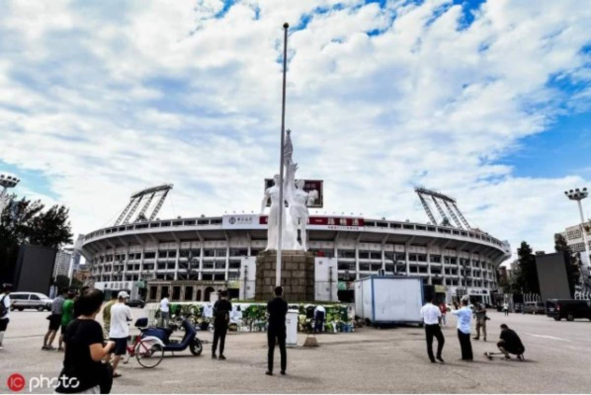 Beijing Guoan llora al 'Pery' Martínez y le honra con bonito altar en las afueras de su estadio