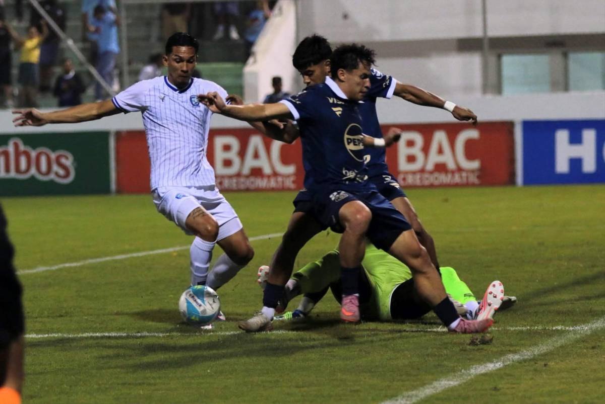 Pelea entre Génesis y Motagua, doble polémica con el FVS y el penal que falló Clever
