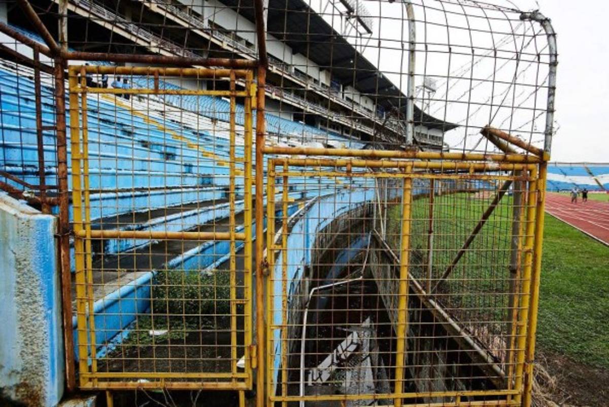 ¡Remueven la serpentina! Realizan labores de mantenimiento al Estadio Olímpico Metropolitano
