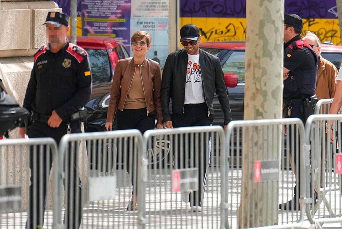 El polémico gesto de Dani Alves con un policía que causó indignación: “Ponemos alfombra roja como si fuera un héroe”