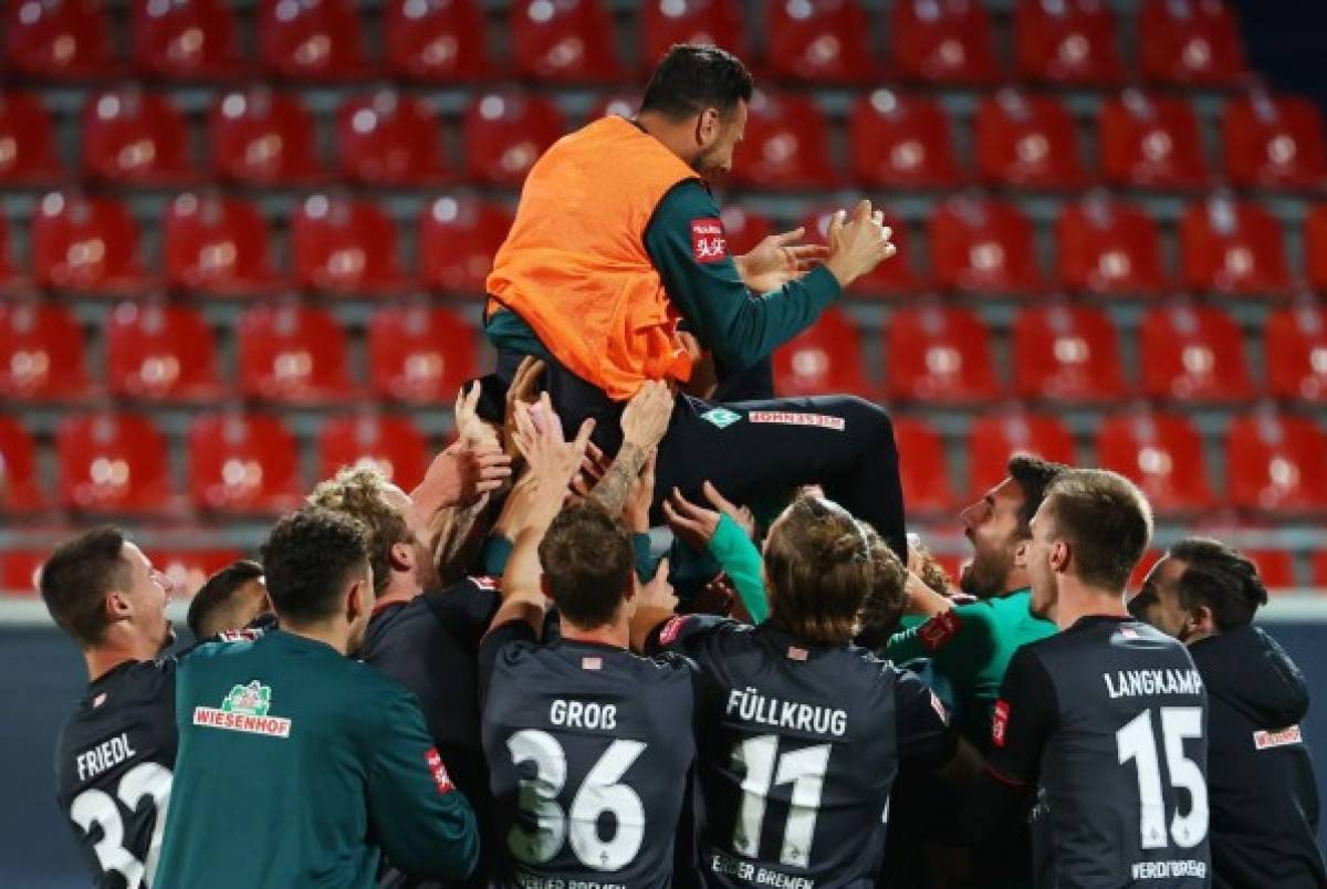 Bremen's Peruvian forward Claudio Pizarro is lifted by teammates after the relegation second leg play-off football match between German second division Bundesliga club FC Heidenheim and First divison Bundesliga club Werder Bremen in Heidenheim, on July 6, 2020. (Photo by KAI PFAFFENBACH / POOL / AFP) / DFL REGULATIONS PROHIBIT ANY USE OF PHOTOGRAPHS AS IMAGE SEQUENCES AND/OR QUASI-VIDEO