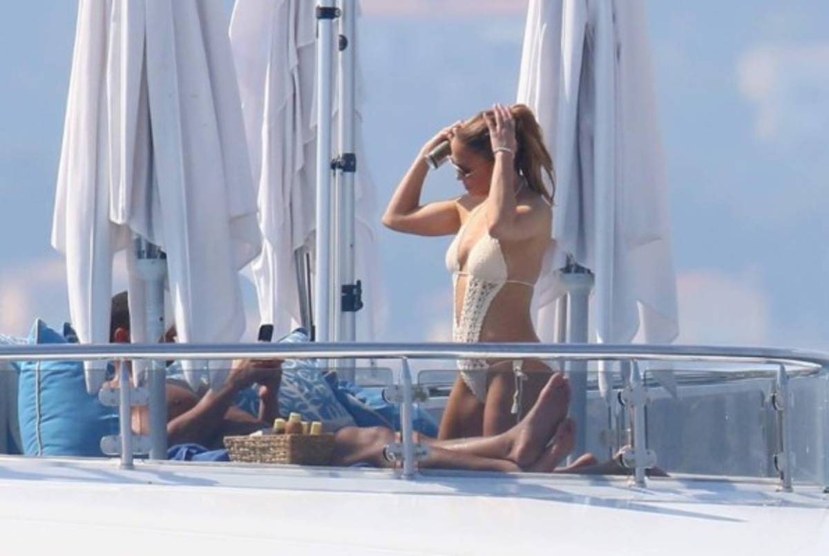 Jennifer López luce su explosivo cuerpazo en sus vacaciones con Alex Rodríguez