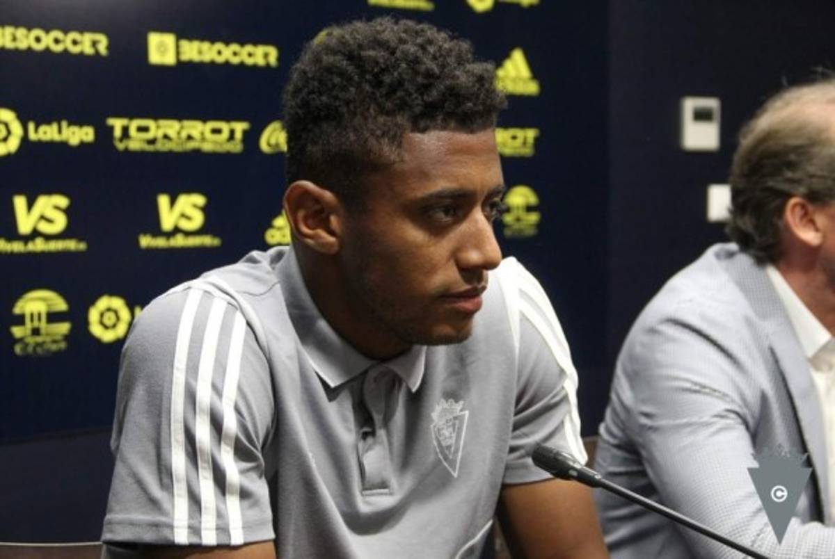 Con la '9' y gran dominio del balón: Así fue presentado el 'Choco' Lozano por el Cádiz de España