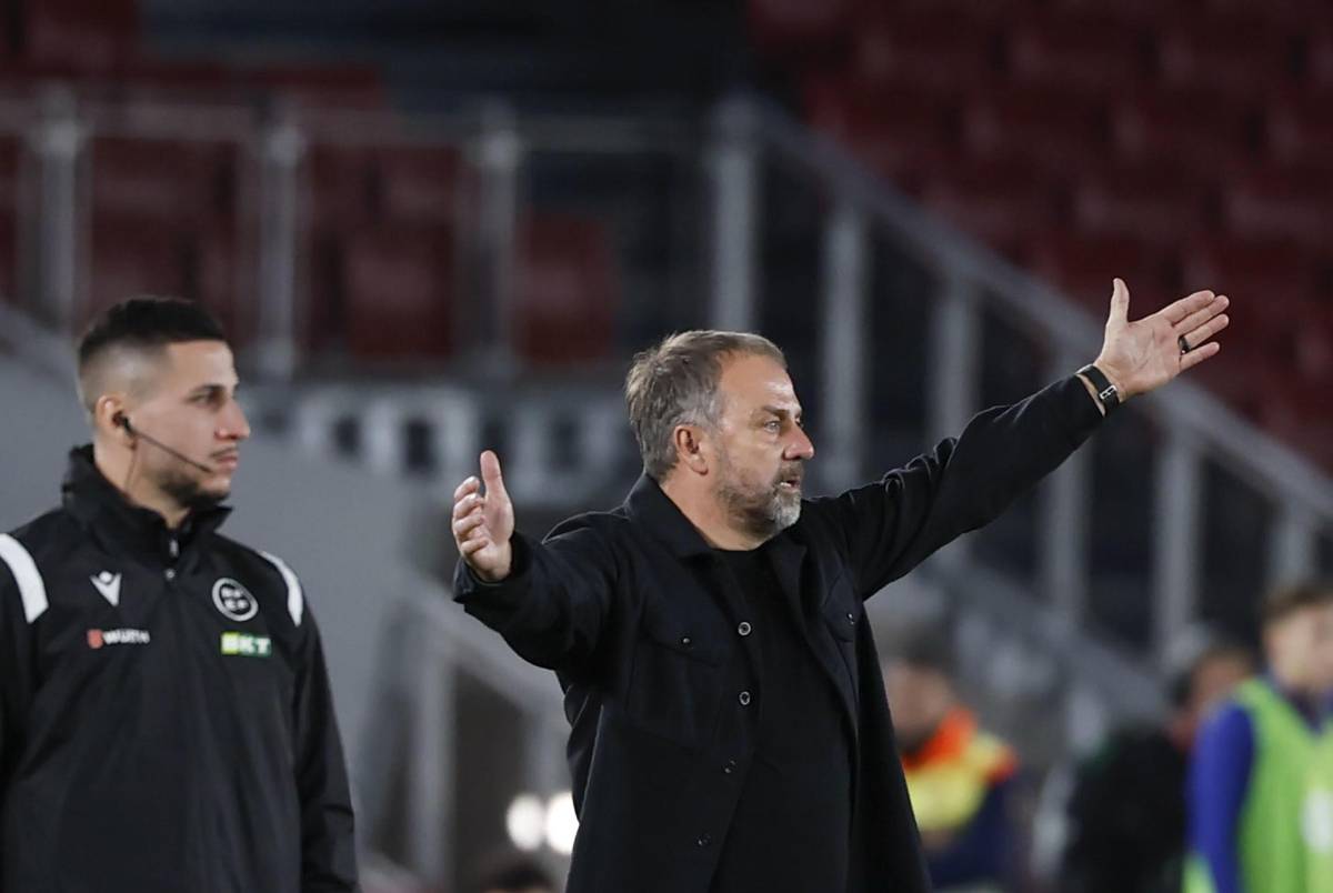 Flick sacude al Barcelona y amenaza a Laporta con no renovar: las exigencias que pone Hansi para seguir al mando