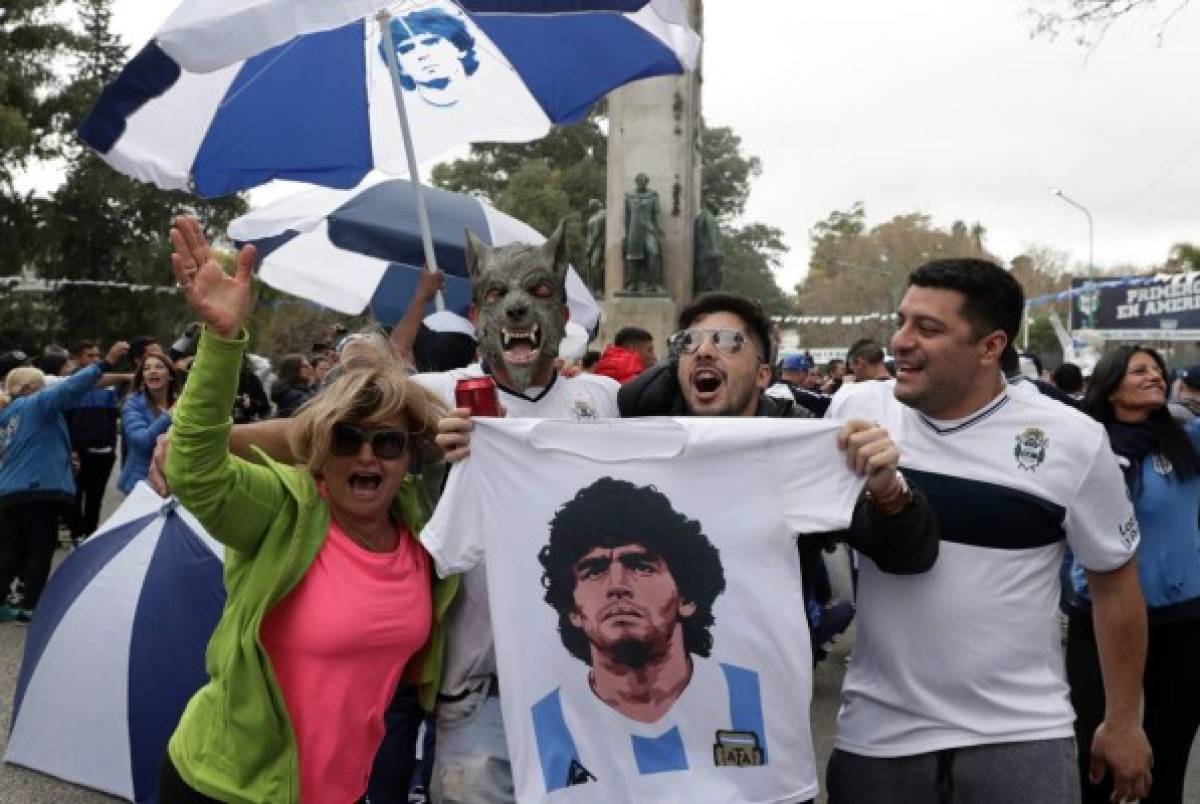 Entre lágrimas: Diego Maradona fue presentado con Gimnasia y desbordó una locura total en La Plata