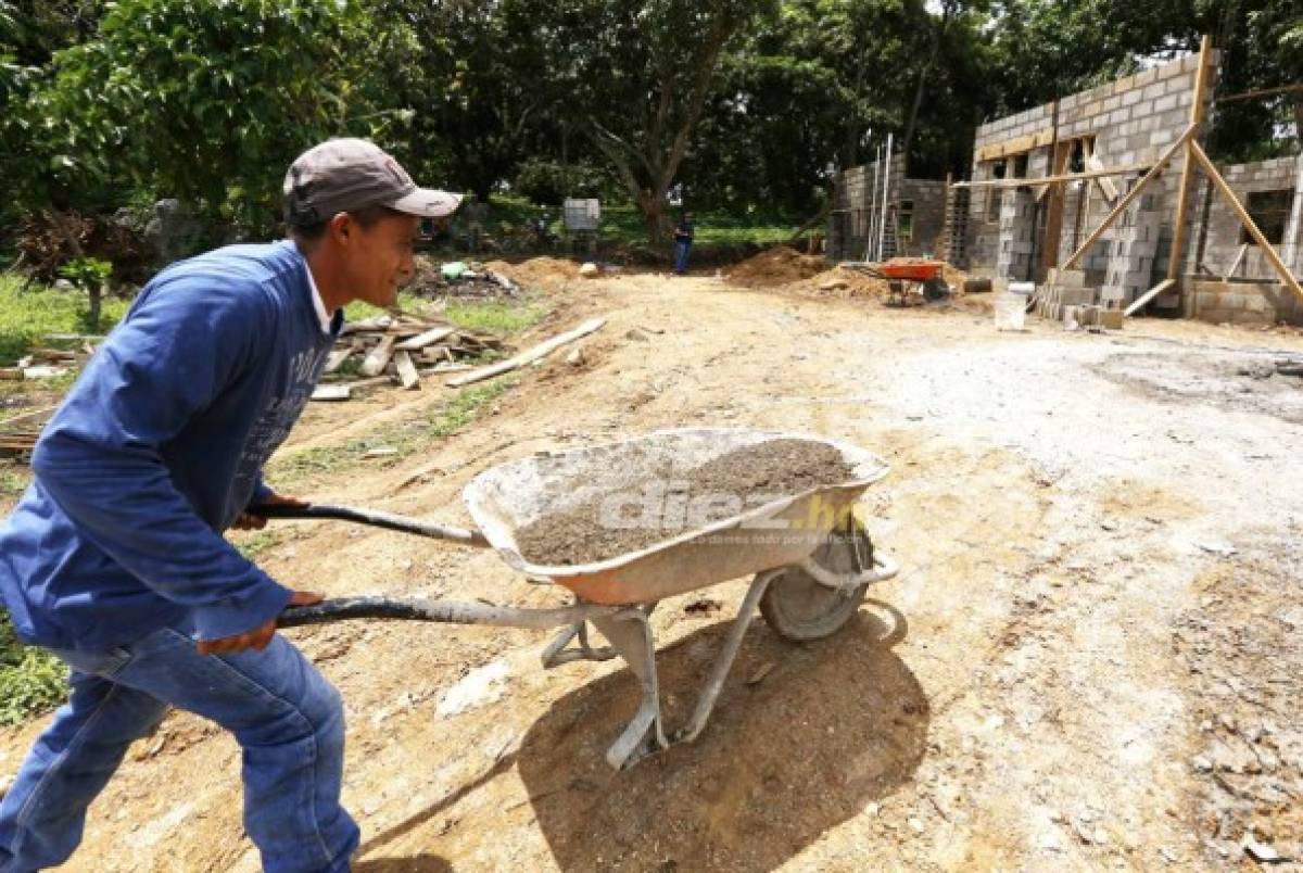 Así trabajaba 'Ñangui' Cardona en la albañilería día a día bajo un sol imperante