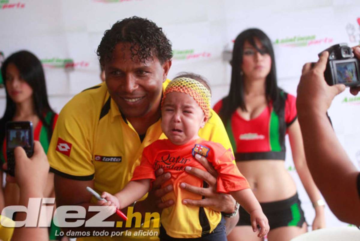 Real España y la firma de autógrafos en Asiatikos Parts.