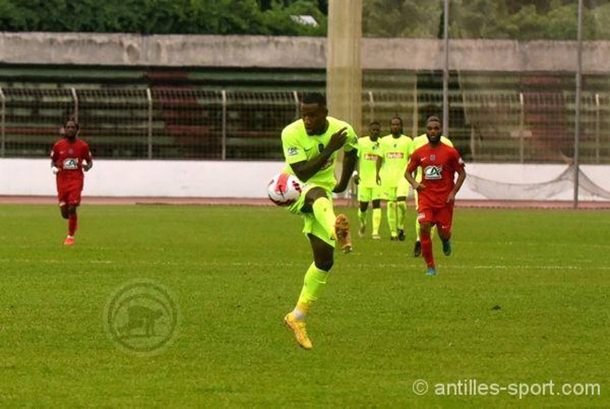 ¿Dónde la transportaban? Futbolista francés y su pareja fueron detenidos en aeropuerto con 100 kilos de cocaína