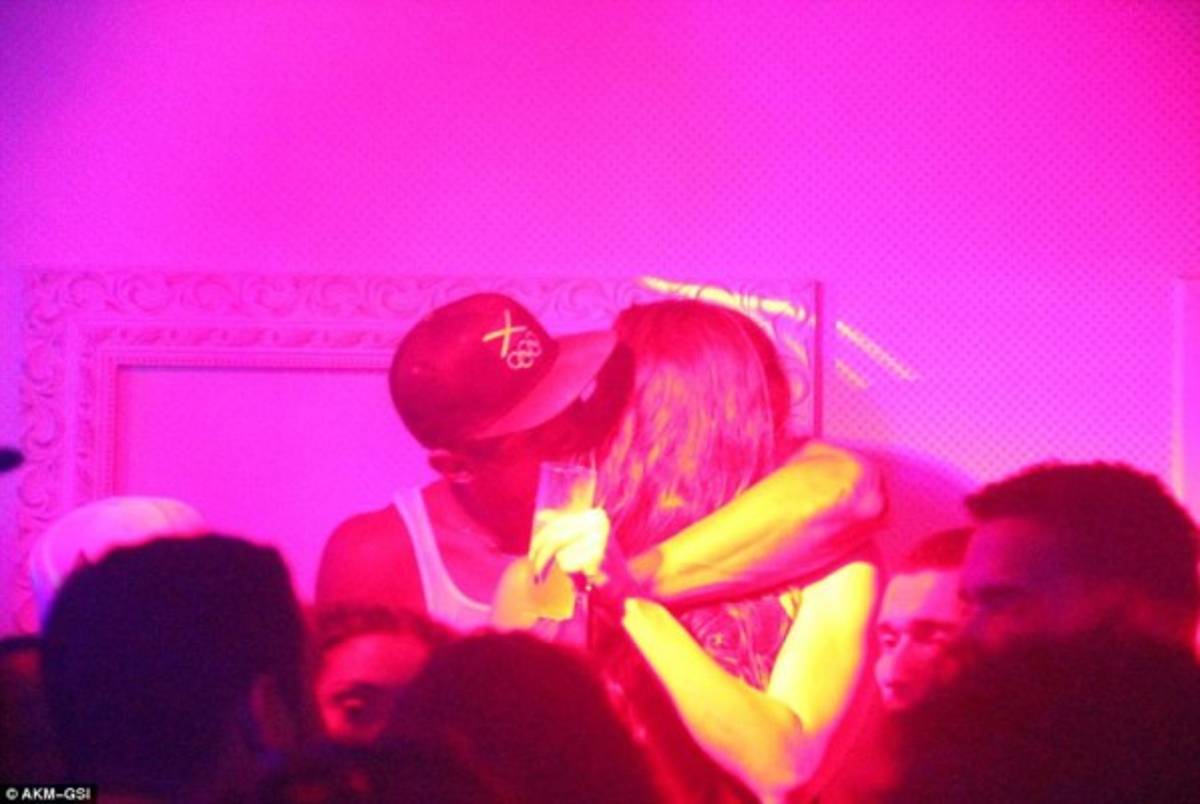 Escandalosas fotos de la fiesta de Usain Bolt ¡con una tercera mujer!