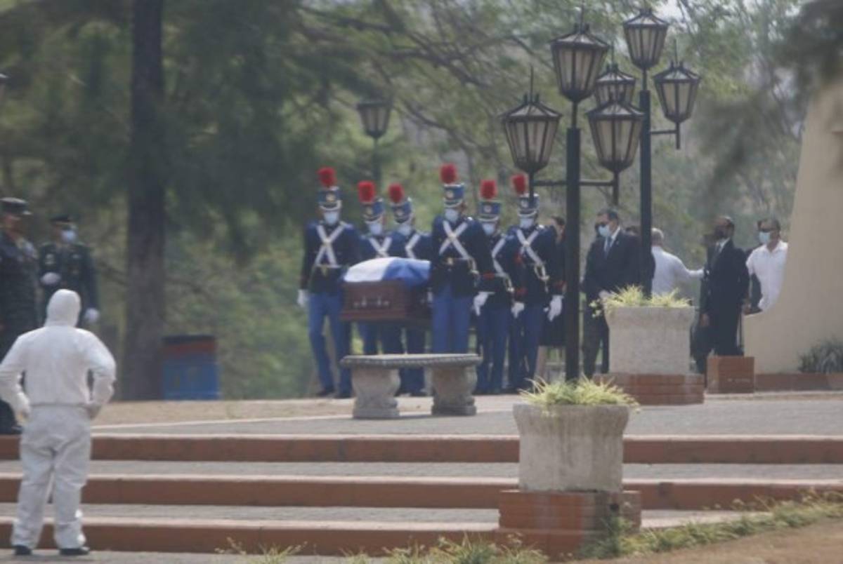 Solo con sus familiares: Así fue el entierro de Rafael Callejas en Tegucigalpa