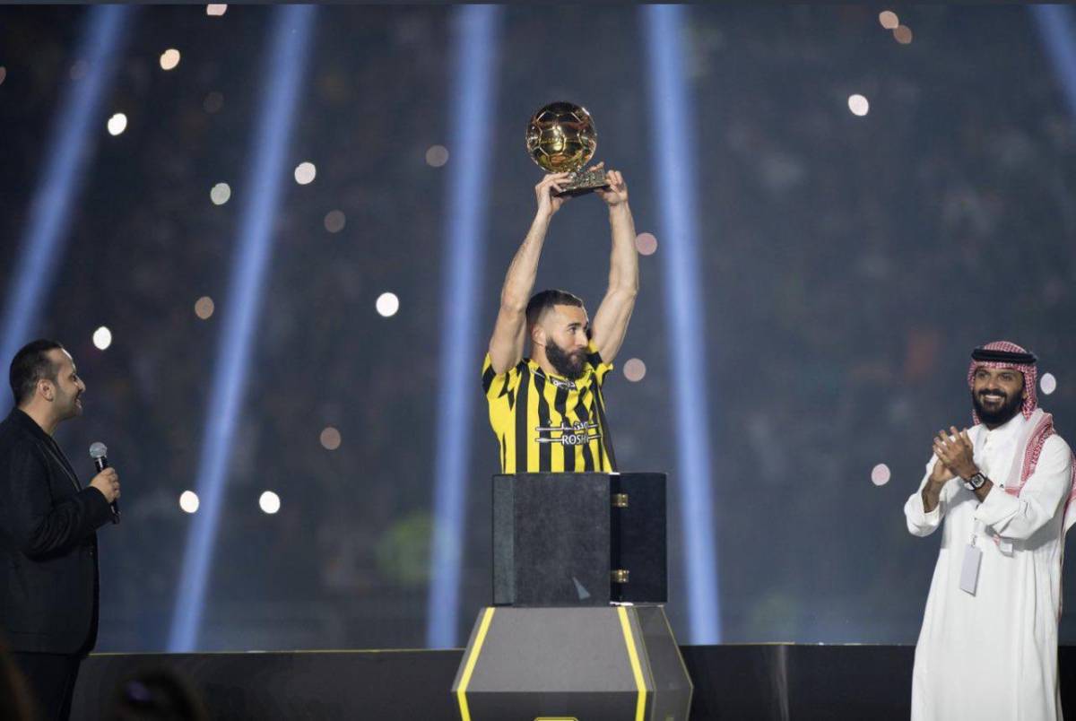 ¡Tremenda locura en Arabia! Benzema es presentado por el Al Ittihad ante más de 60 mil aficionados y exhibe el Balón de Oro