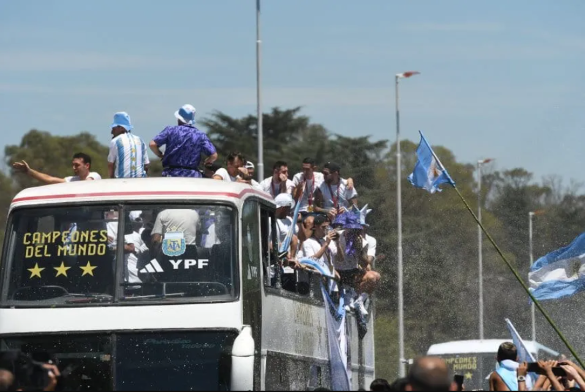 Cinco millones en la caravana de Argentina: Messi bebiendo alcohol, polémica foto de Otamendi y propuestas indecentes