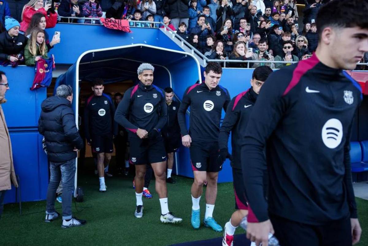 Así fue el entreno del Barcelona a puertas abiertas: comunión con los aficionados de cara al 2025
