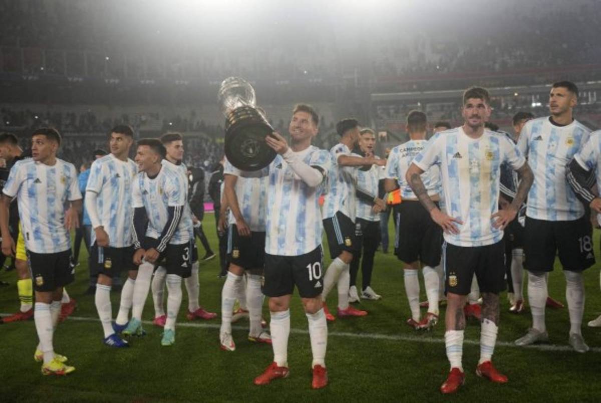 La inolvidable noche de Messi: tres goles, rompe récord, se pone a llorar y descontrol al festejar con la afición