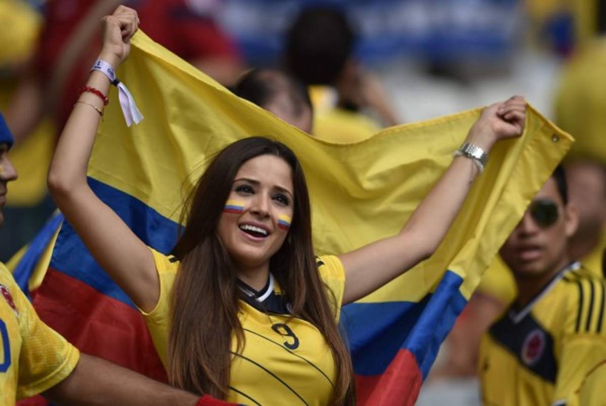 Las hermosas colombianas y su fiesta en partido Colombia-Grecia