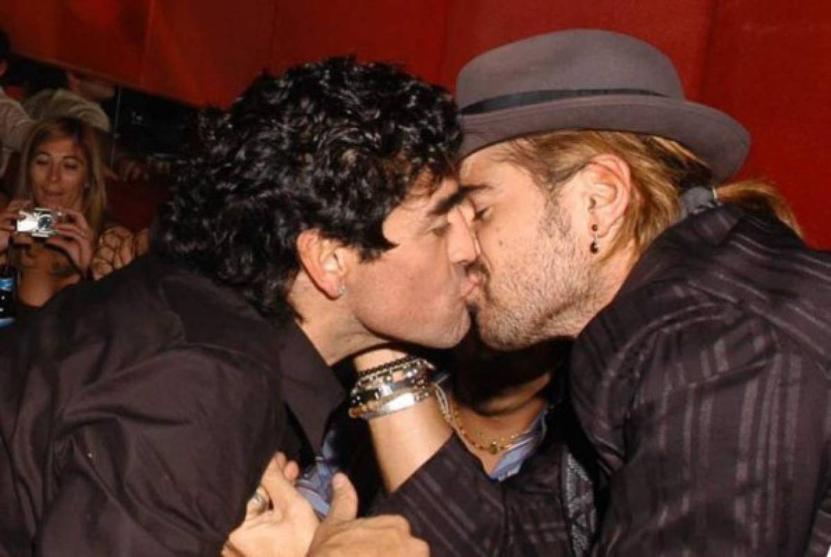 En fotos inéditas: Los besos más recordados de Diego Maradona ¡Hasta con Maluma!   