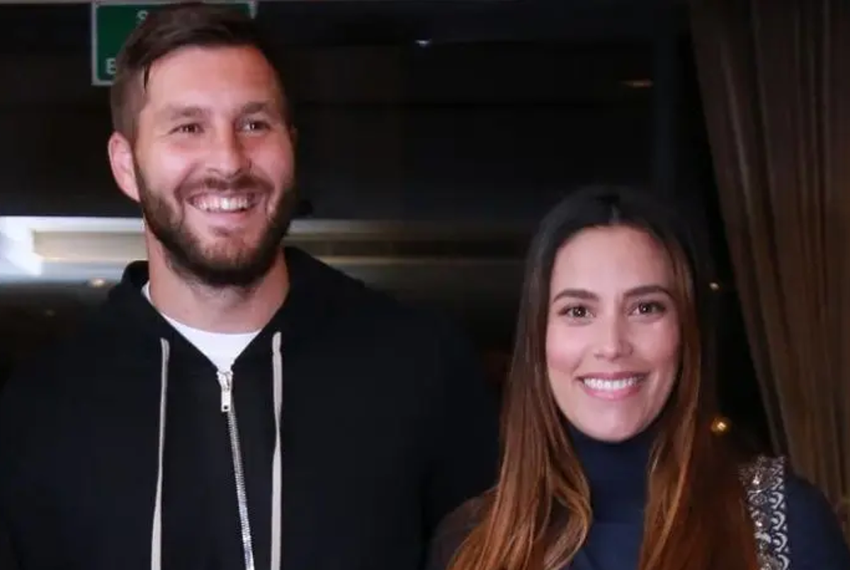 Alejada de las cámaras: la “desconocida” esposa de Gignac que se ganó el cariño de México por su labor