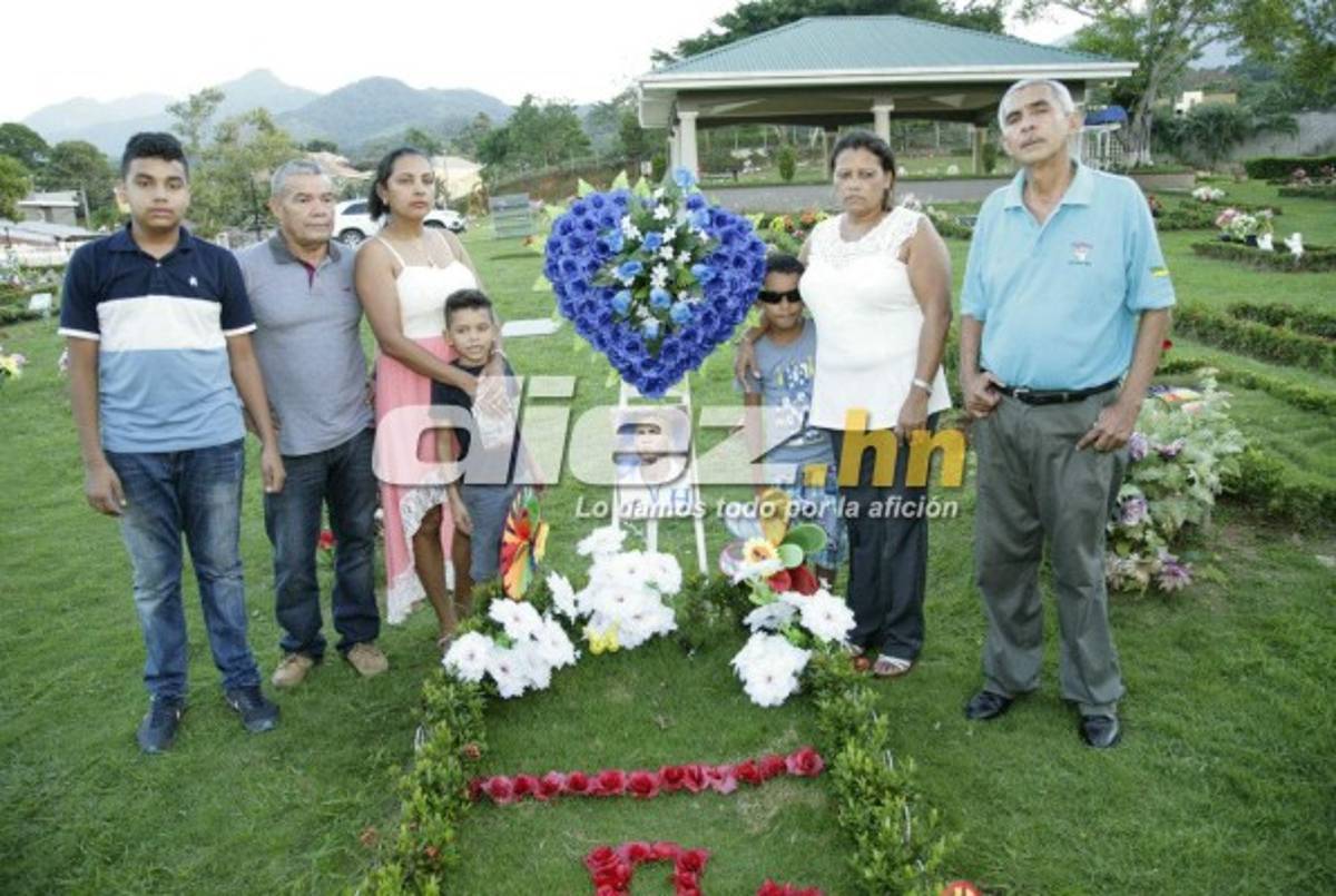 ¡Emotivas! Las fotos de la familia de Arnold Peralta en su tumba
