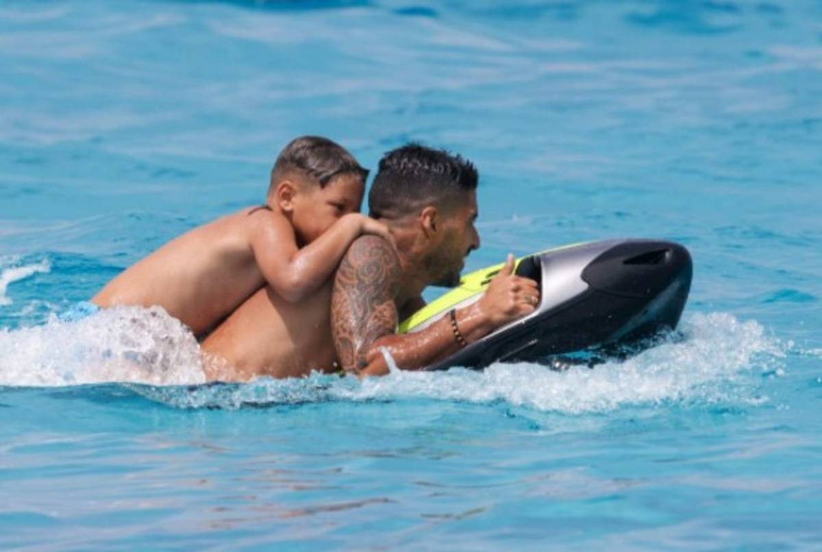 Así fue 'cazado' Messi junto a Suárez y Fábregas en Ibiza mientras se define su futuro en Barcelona