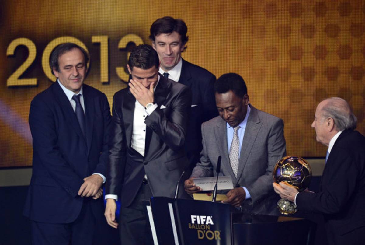 Cristiano entre lágrimas recibe el Balón de Oro 2013