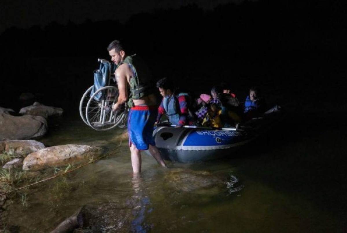 Impactantes imágenes: mujer hondureña de 93 años llegó hasta la frontera de Estados Unidos ¡en silla de ruedas!