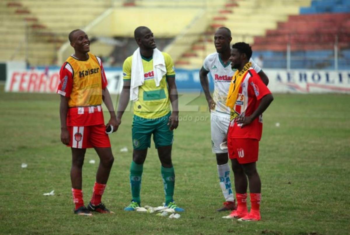 NO VISTE EN TV: El festejo de Platense y Diego Vazquez terminó bañado