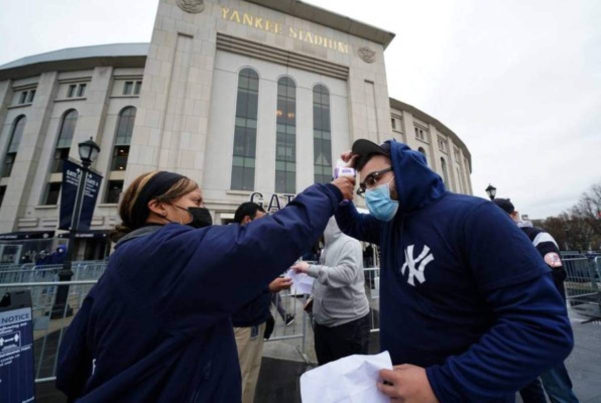 Besos, fiesta y tremendo espectáculo en el regreso de los aficionados al Yankee Stadium de Nueva York